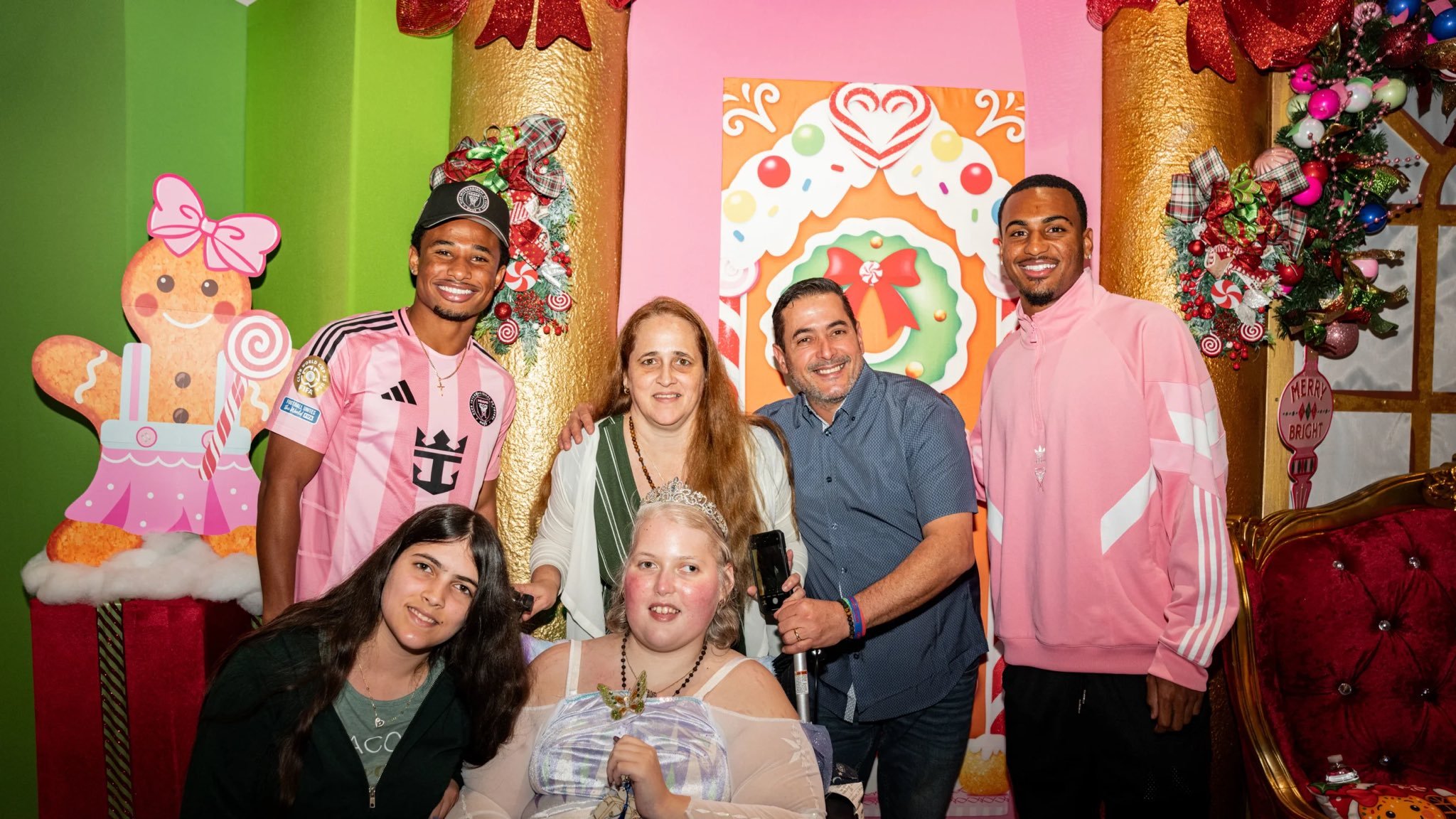 【继续做公益】球场之外的温馨时刻💗在节日来临之际，与儿科癌症患者及其家人共度美