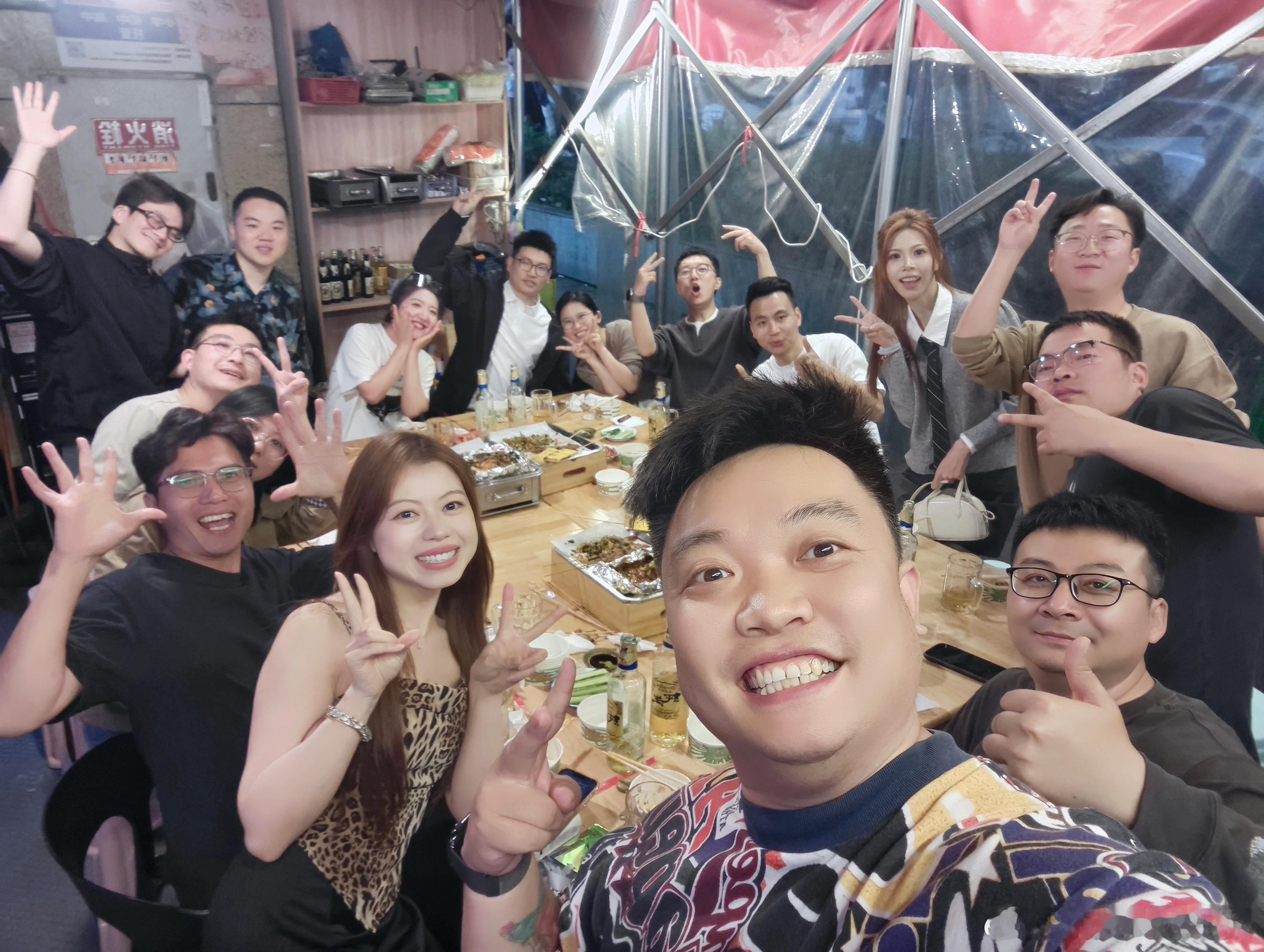 再见了，重庆！昨晚和一帮朋友有点喝多了，现在胃酸过多，等下应该不会吐飞机上吧 重