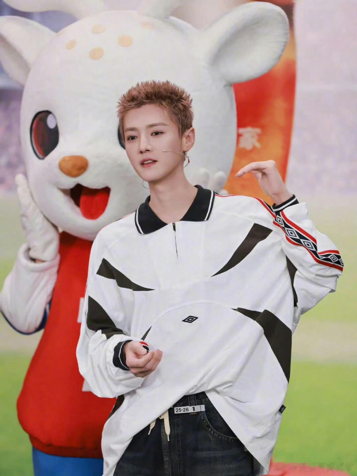 鹿晗鹿晗说自己是体力主播  鹿晗做客范志毅直播间聊世界杯，现场颠球射门全程不停，