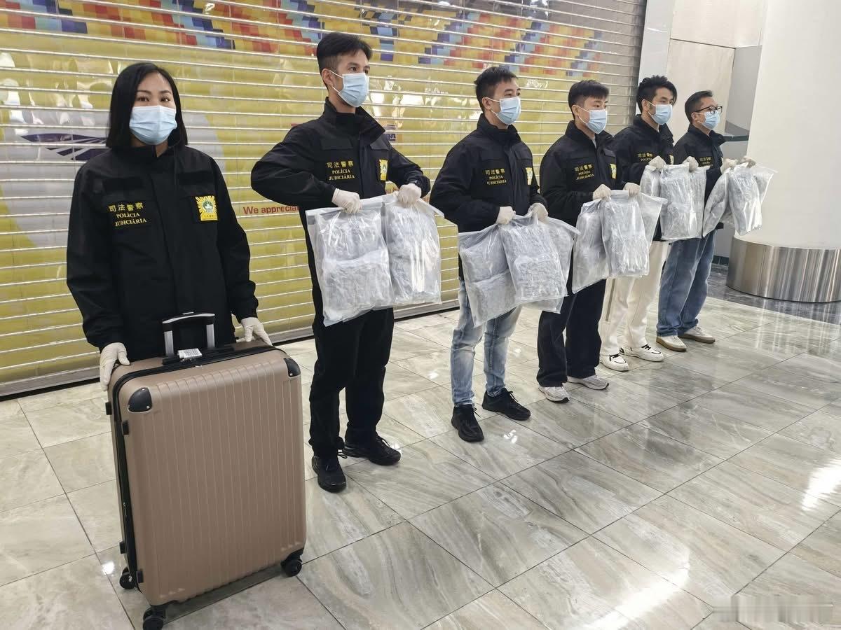 行李藏千七万元毒品闯关 港女偷运17公斤大麻花机场被截港闻热点观点迷惑行为大赏 