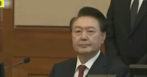 尹锡悦戒严风波后首次公开亮相,现身宪法法院,出席弹劾案庭审辩论