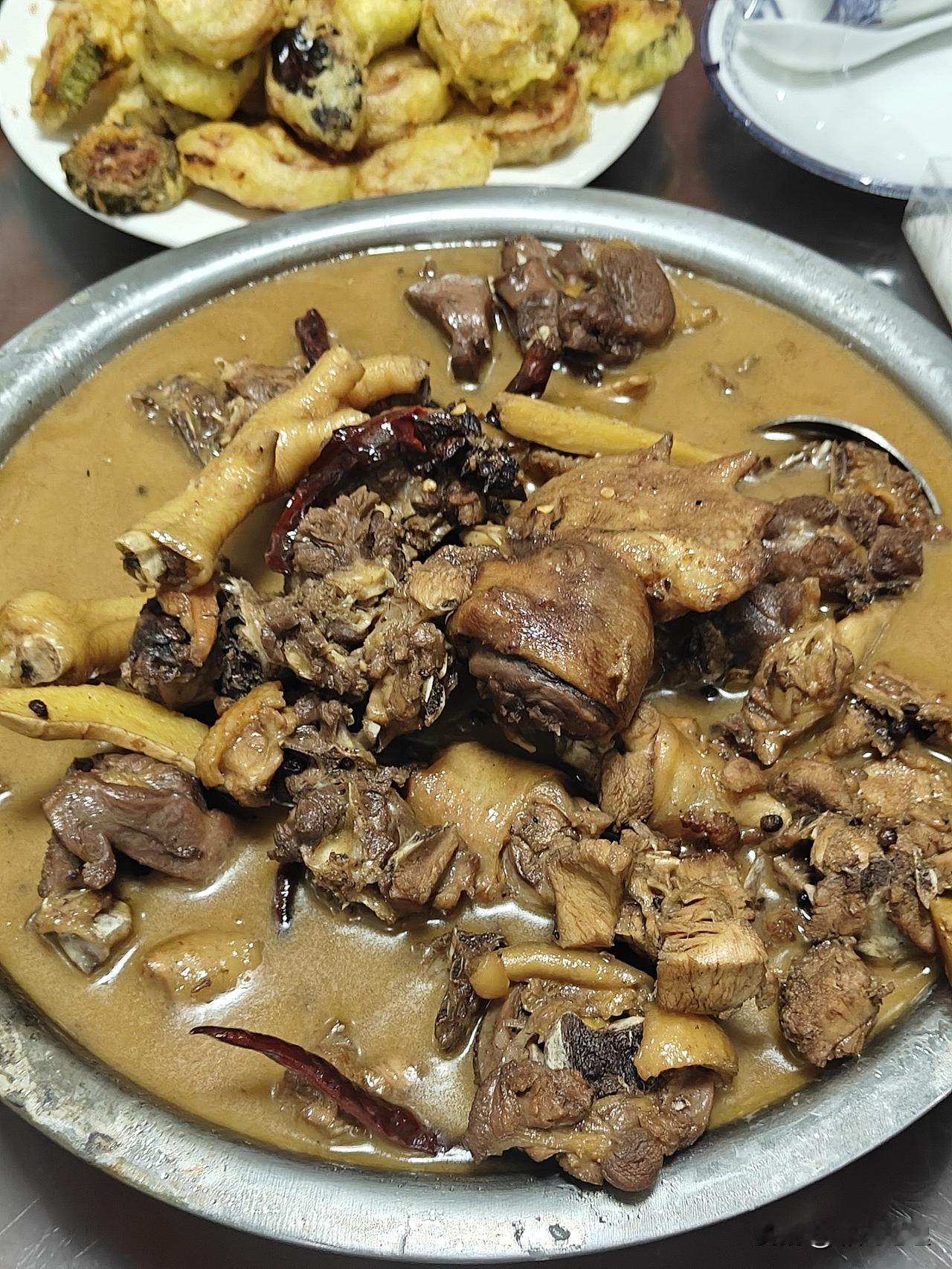 说起临沂炒鸡，汤头的林子炒鸡绝对可以占一席之地！
其实说是炒鸡，实际上是炖鸡，和