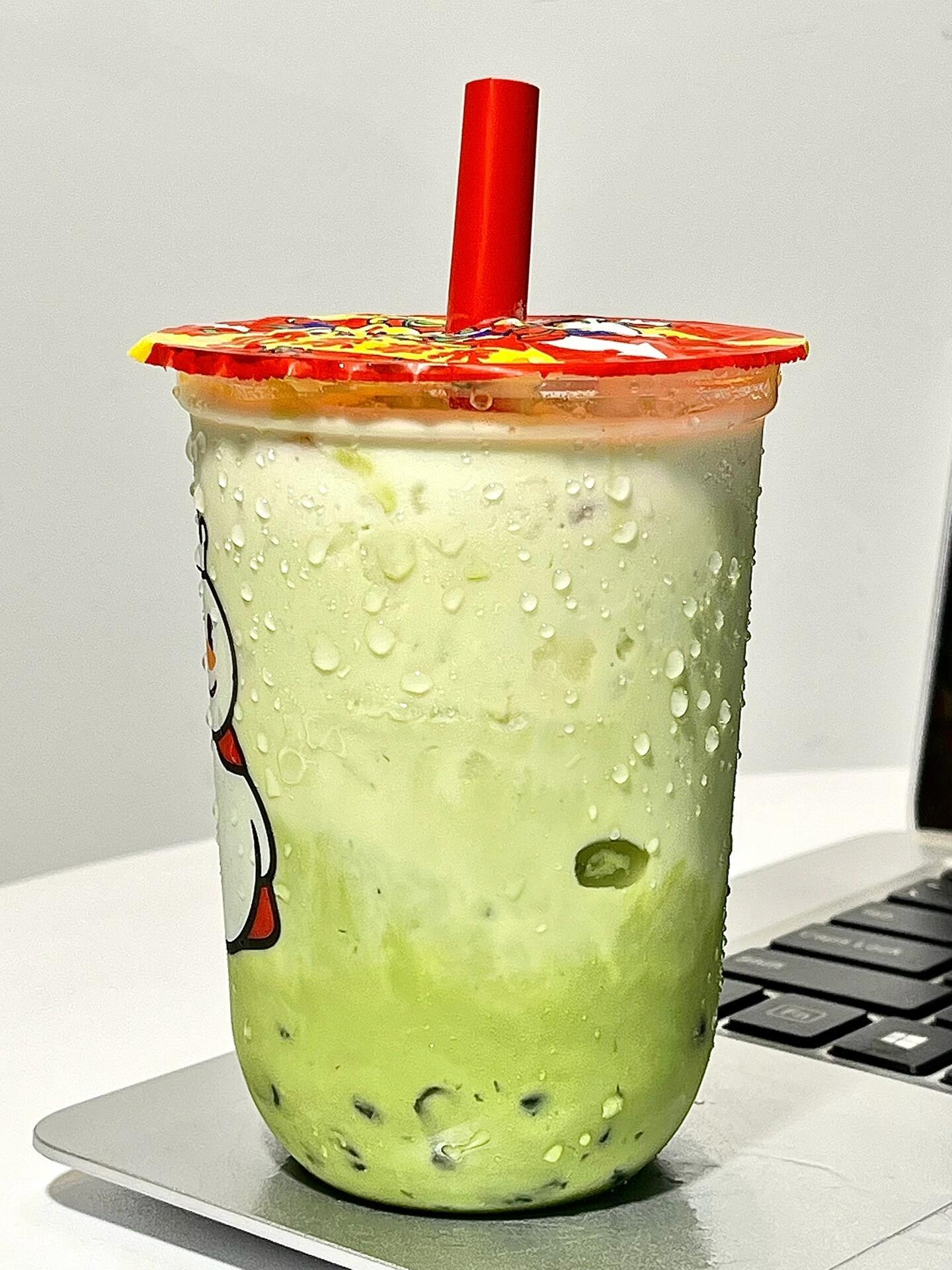 各大奶茶最好喝的一杯抹茶摇摇奶昔+冰淇淋+脆啵啵！抹茶味巨浓郁，味道有点像抹茶冰