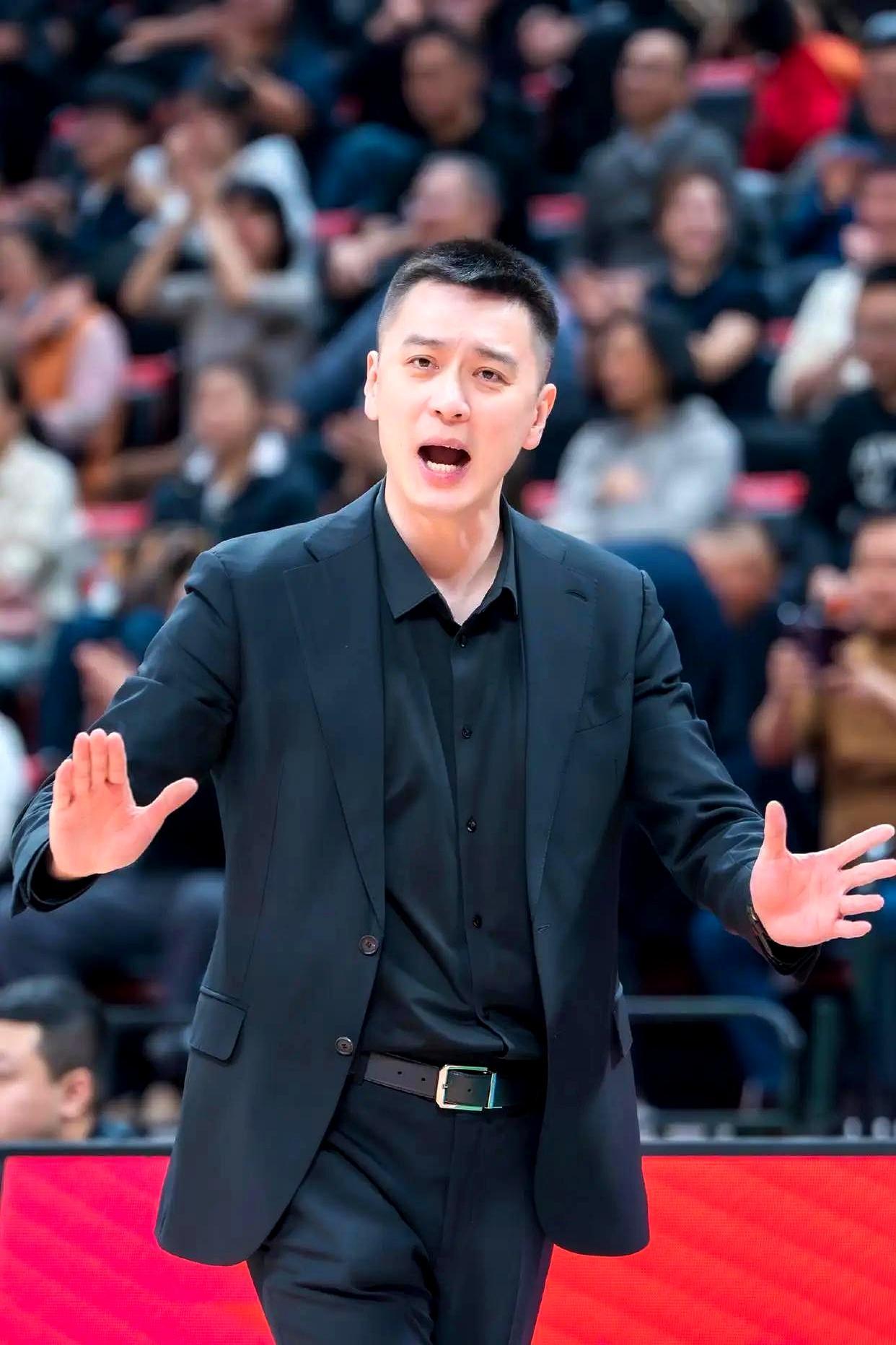 胡明轩二夺CBA三分王，杨鸣的解说先吵上了热搜。
 
3月8日诸暨全明星决赛，他