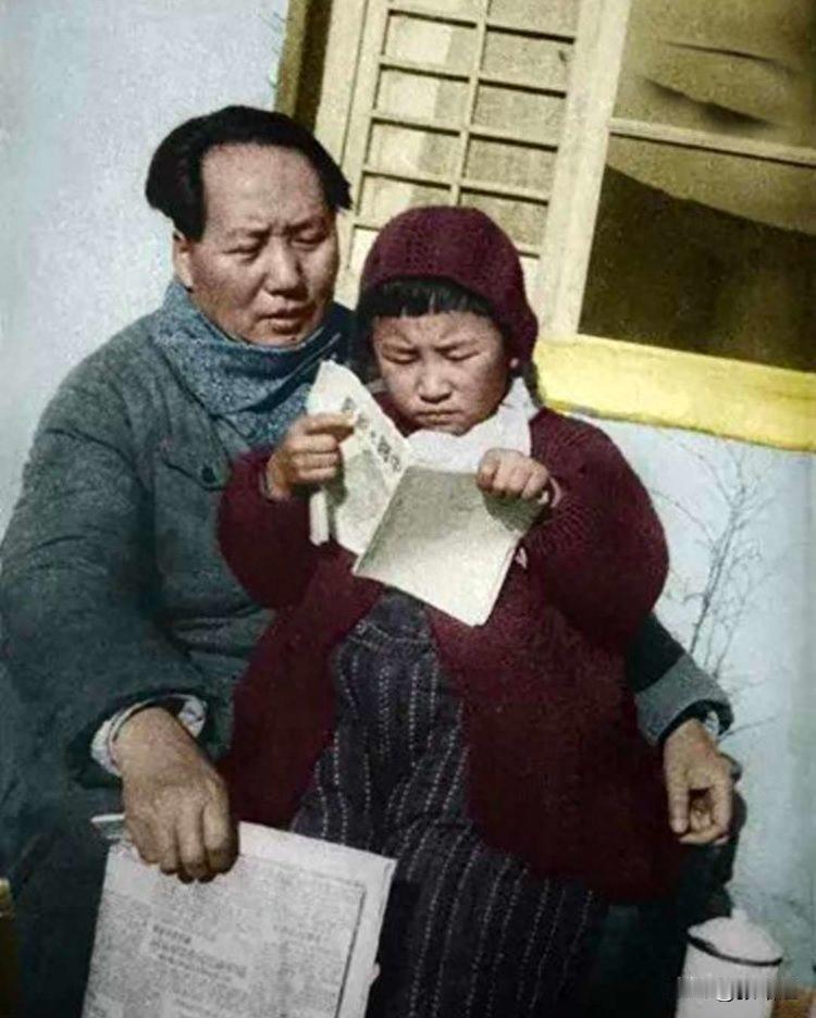 亲昵依偎，轻言细语，伟人亦是满心慈爱的寻常父亲。