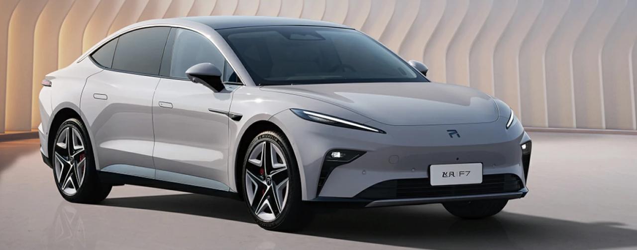 现在的汽车设计都是一味的前脸眯眯眼，后面贯穿灯，没了，仿佛就只会这些。
现在的新