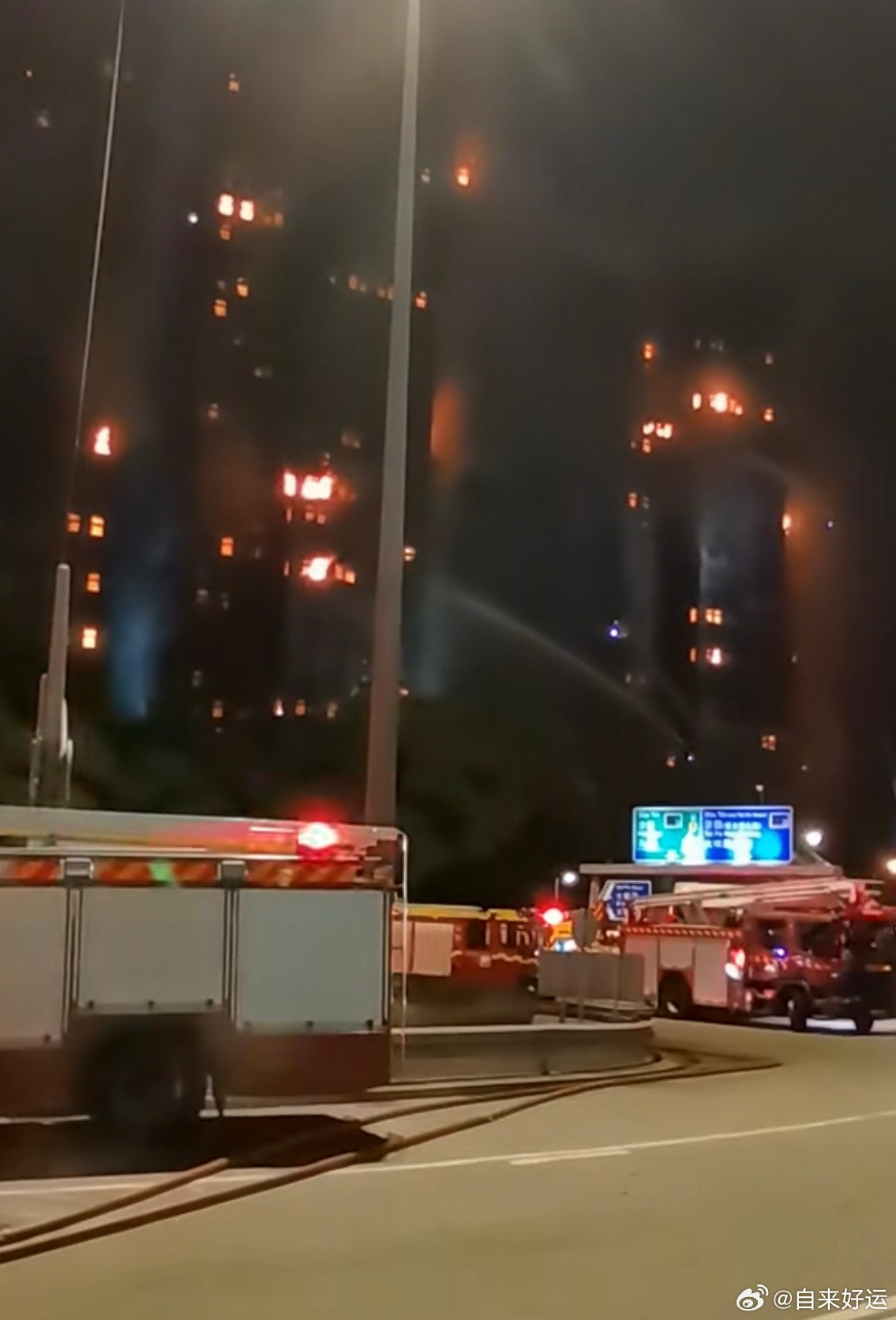 香港居民说很想回家但回不去了这样的情况谁也不敢轻易进入到现场里去，还是保命要紧，