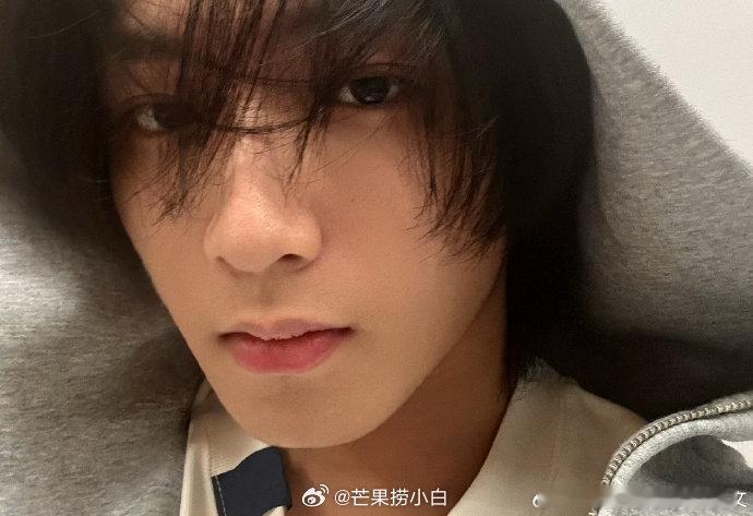 #刘耀文刘海碎发素颜#刘耀文刘海碎发素颜清爽纯粹，帽衫素颜自拍青春感满满，似邻家