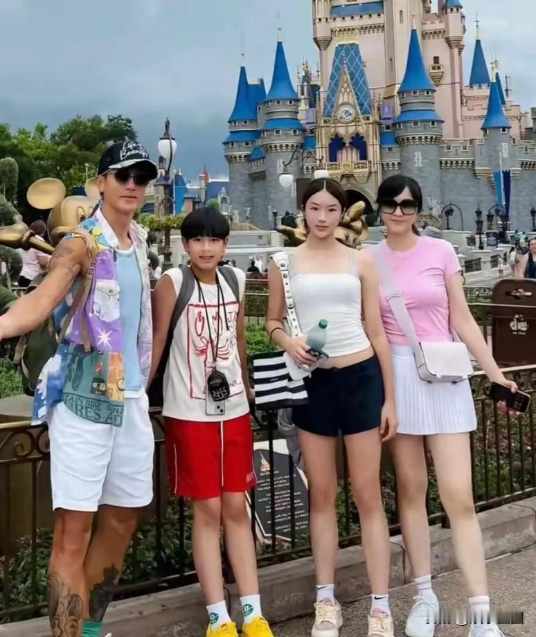 吴尊的孩子都那么大了
不知道能不能说
感觉俩孩子没有超过父母的长相呢

儿子和吴