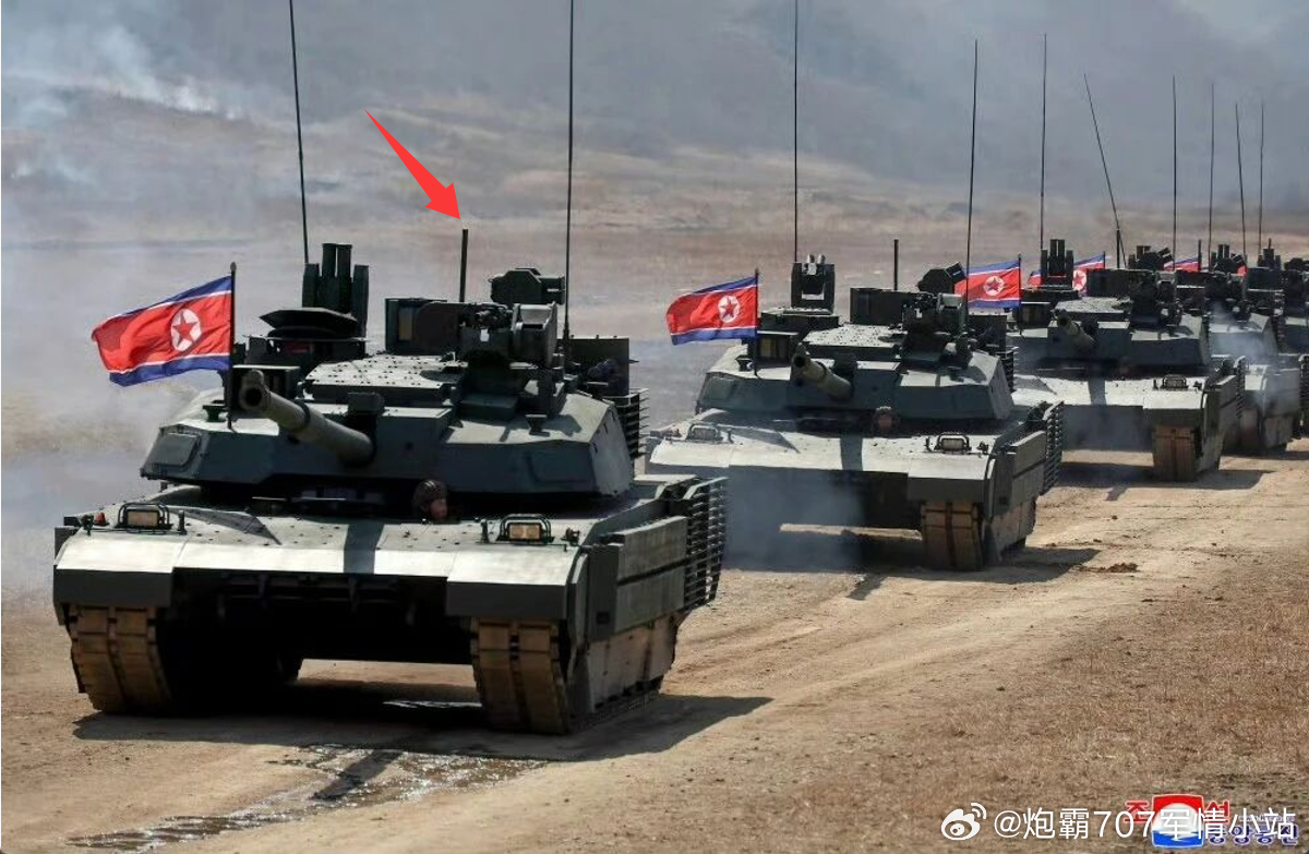 将军的新玩具上还是不简单的，这个箭头处，大概率是个干扰机的天线，或者么也就是个宽