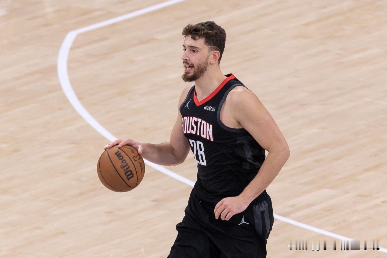 火箭半场落后国王，感觉火箭都不会打球了，申京回归后，火箭的进攻发起应该更多，但是