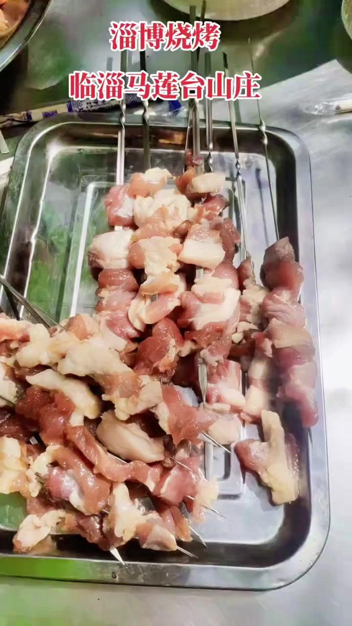 淄博烧烤的快乐谁懂啊！新鲜肉串在烤架上滋滋作响，肉香混着炭火气扑面而来，每一口都