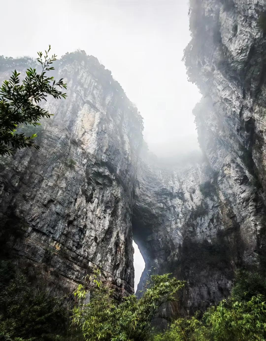 一帘微雨
醉了这青山
……
留下一段佳话
这是万物最美的春
​……
​山间流淌的