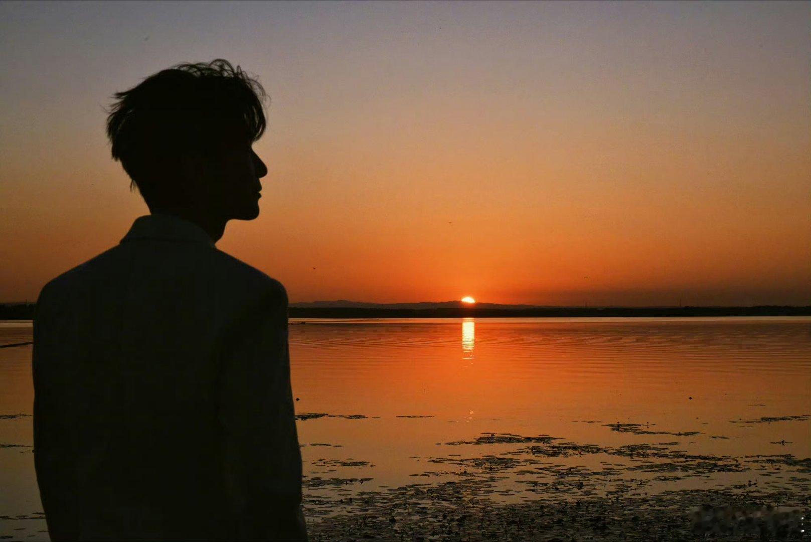 陈楚生 夕阳是月光的伏笔救命！陈楚生这句“夕阳是月光的伏笔”简直写进我心里！落日