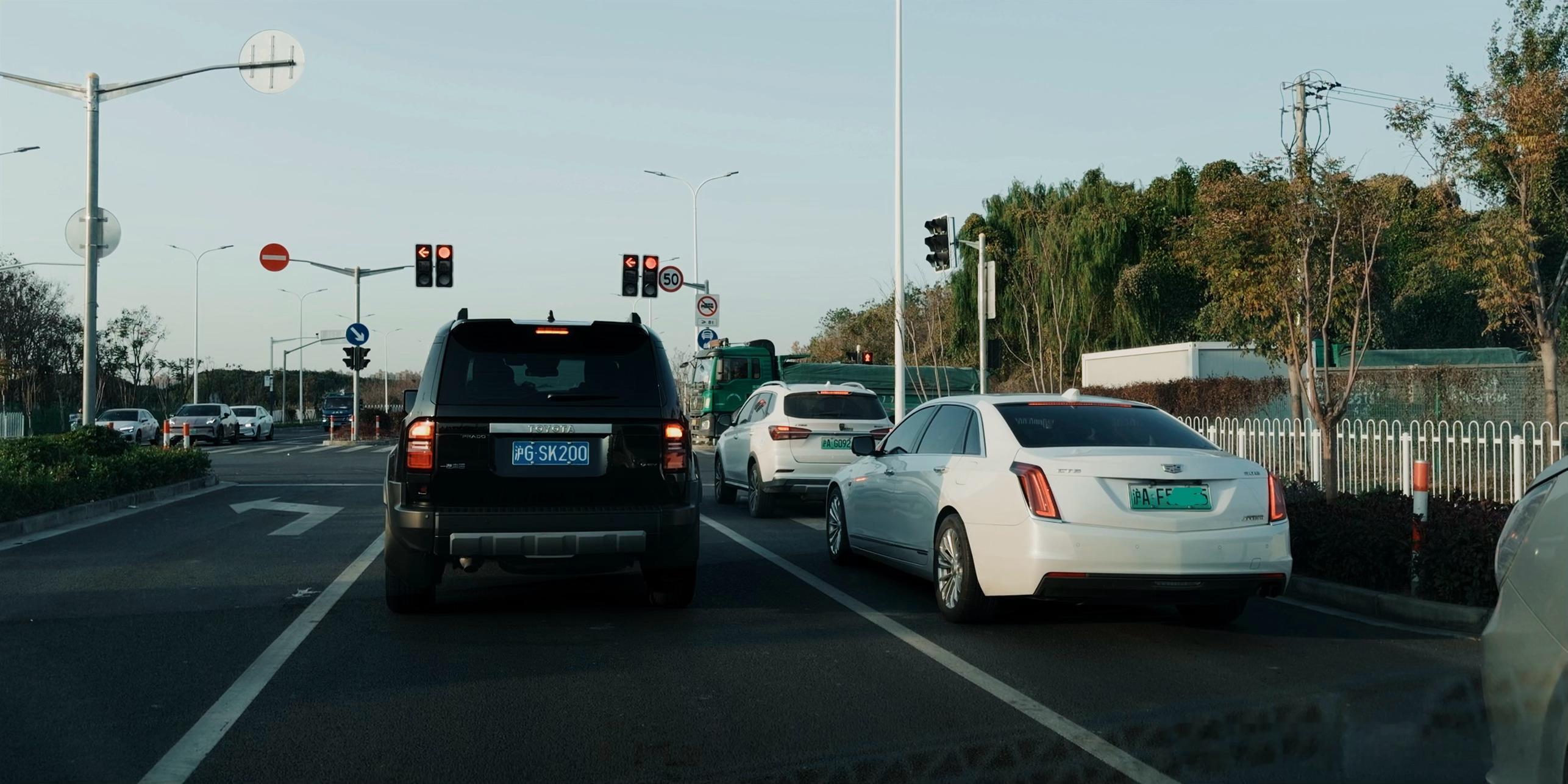 难得在路上见到一辆插混版本的凯迪拉克CT6 