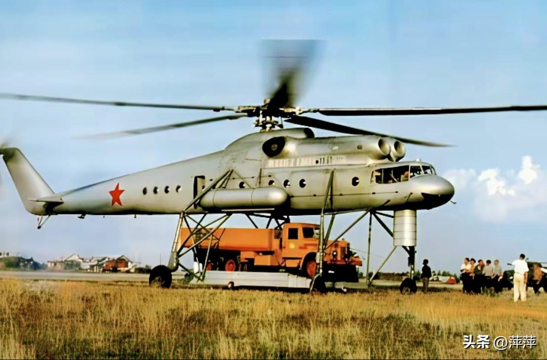 这是苏联米里设计局在米-6基础上研制的米-10重型直升机（北约代号“哈克”），专