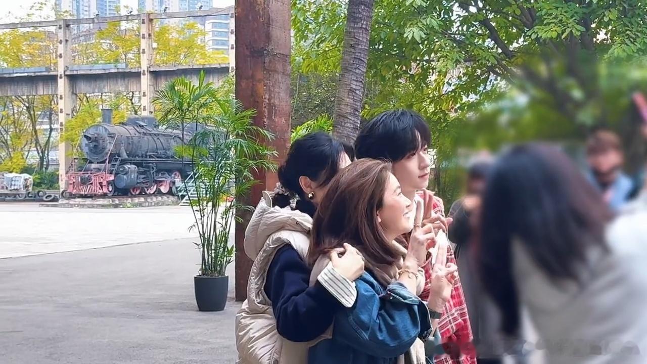 周涛袁咏仪给贺峻霖铺床小贺的团宠身份算是被官方认证了 