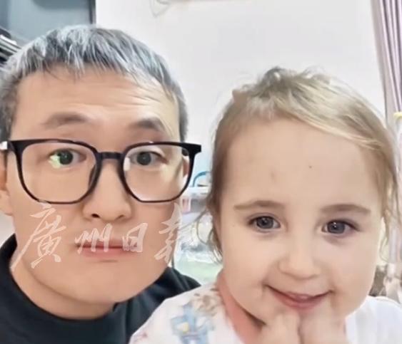 最近江苏有对夫妻可算是“火”了一把——他们生了个金发碧眼的女儿，这事儿一传开，连