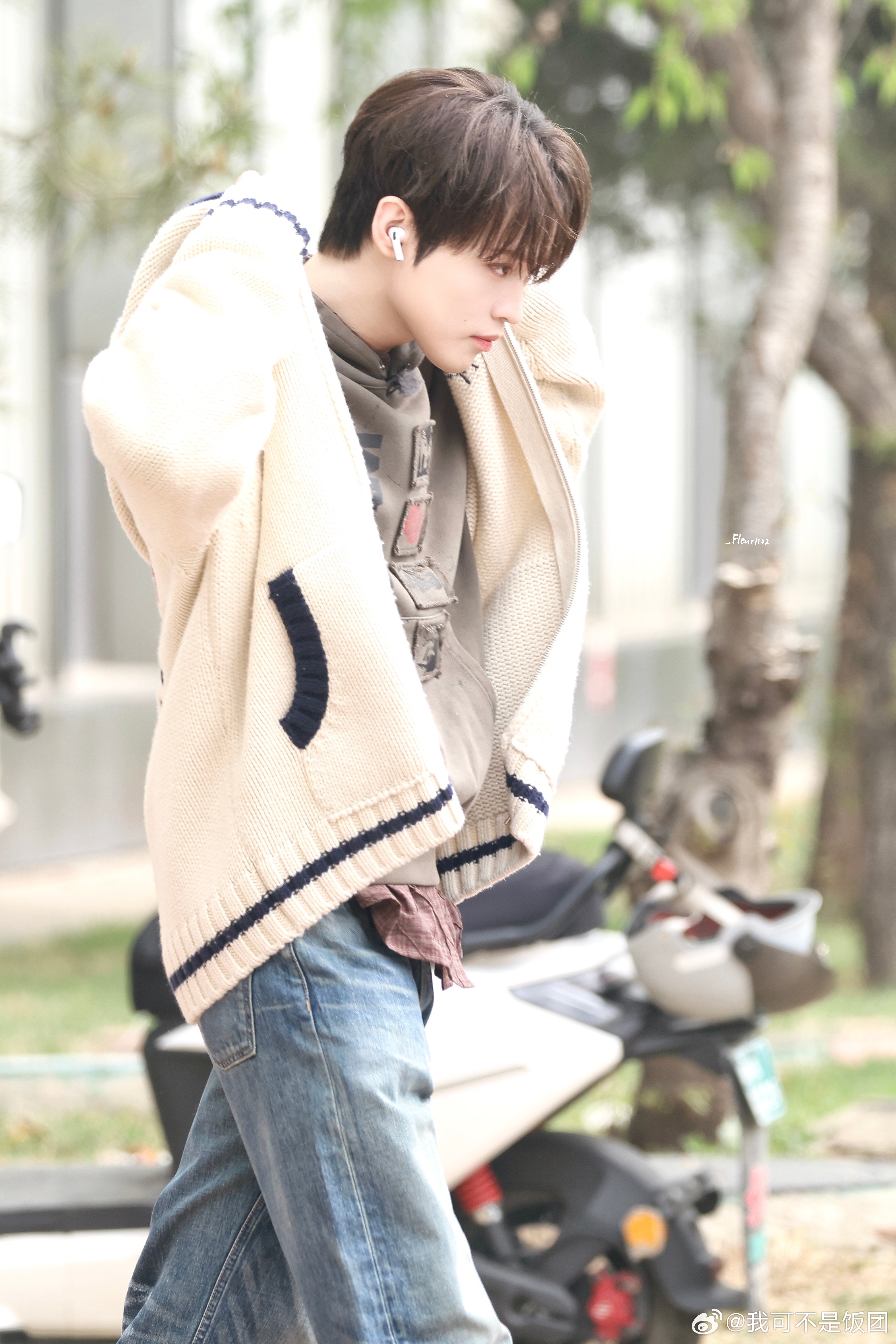 张新成钟辰乐同穿一件卫衣钟辰乐泡泡张新成钟辰乐同穿一件卫衣也太有氛围感了吧！露营