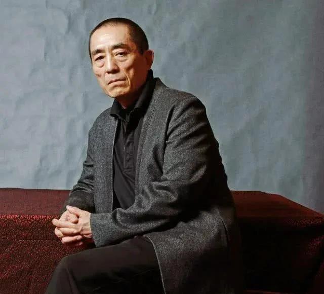 张艺谋是真敢说啊！
采访时被问怎么看流量电影，
他皱眉：“那也能叫电影？就是快消
