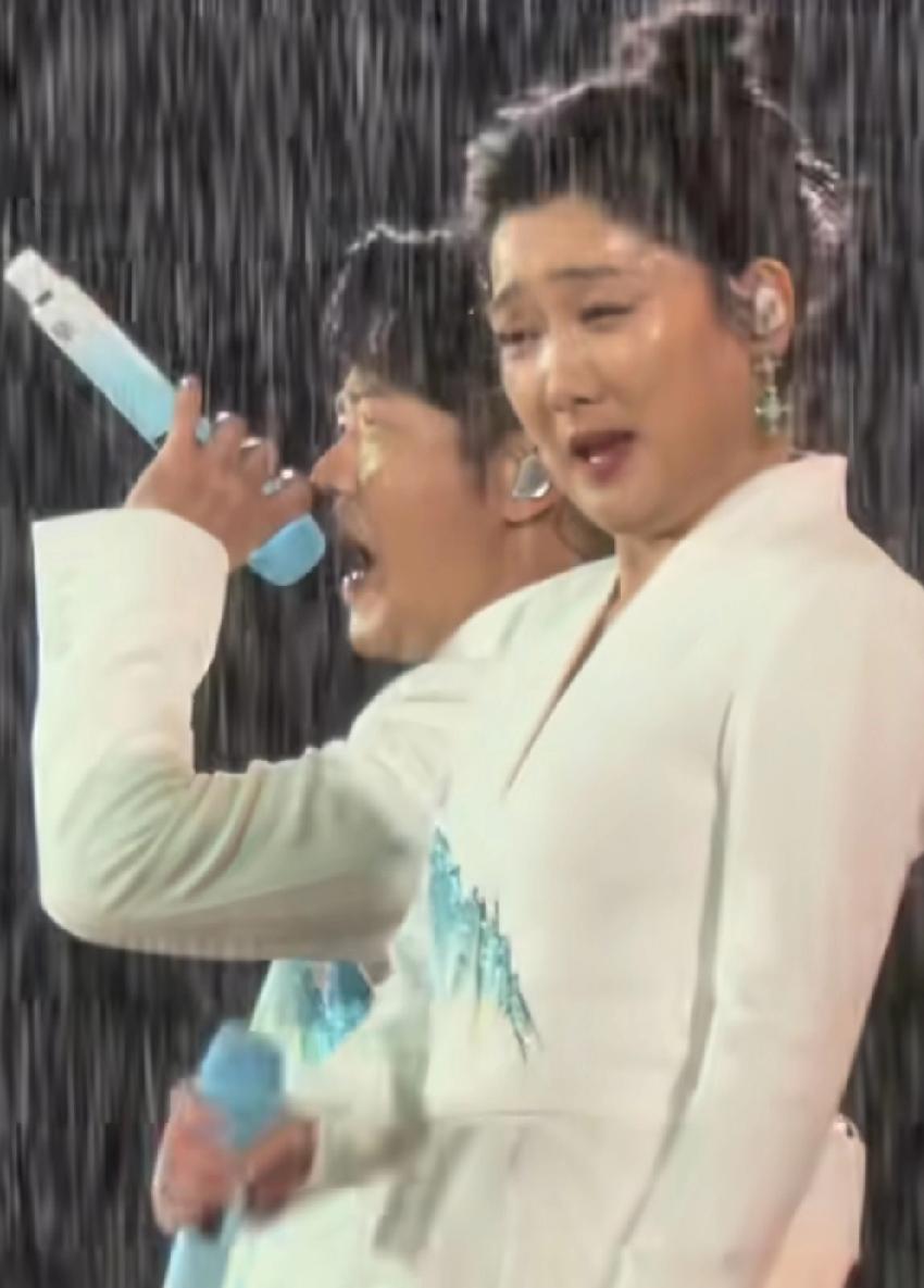 凤凰传奇厦门演唱会遇到大雨，两人被淋个湿透，曾毅还好，发型帮他挡了大半的雨，玲花