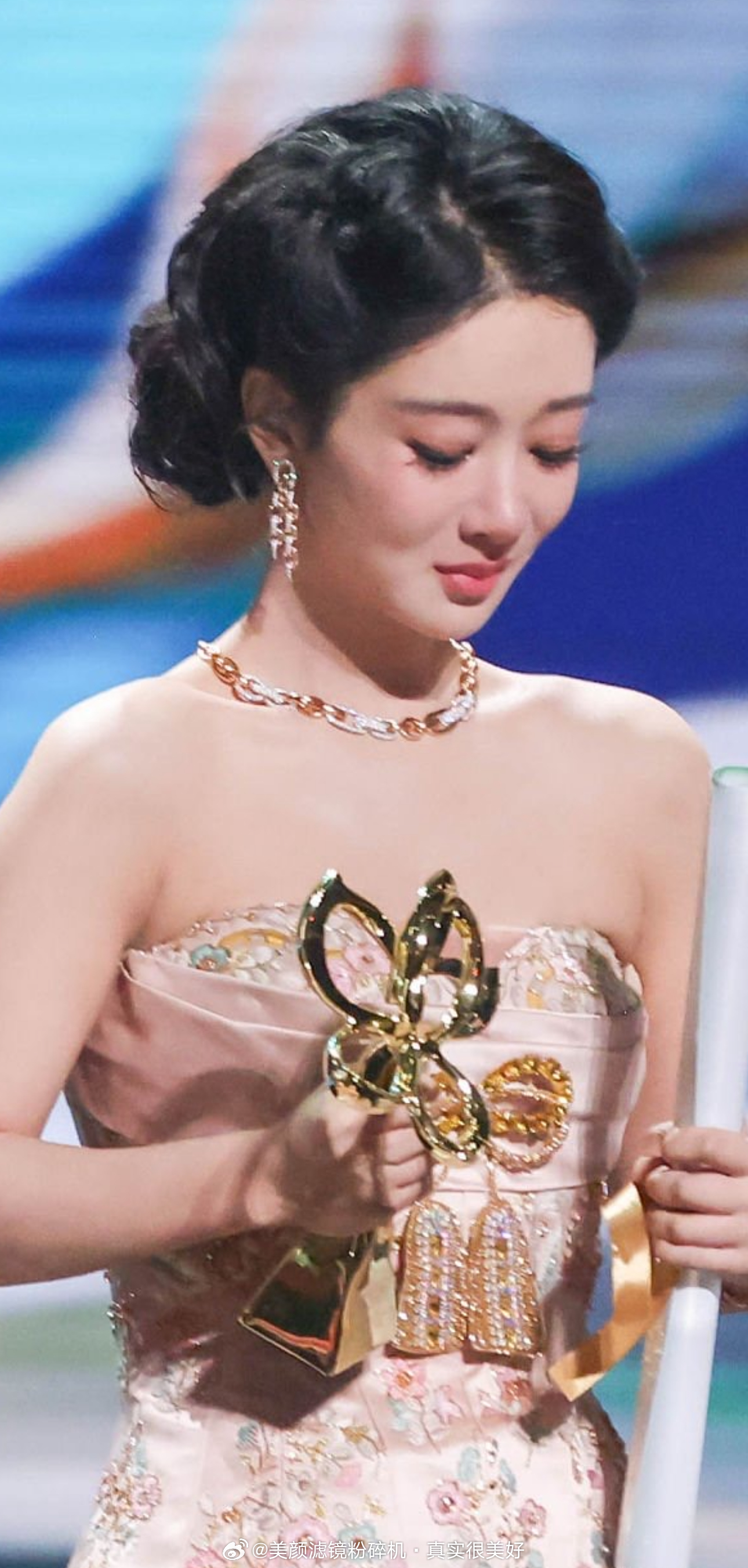 杨紫白玉兰视后领奖落泪新闻图抓拍杨紫视后第一场线下活动