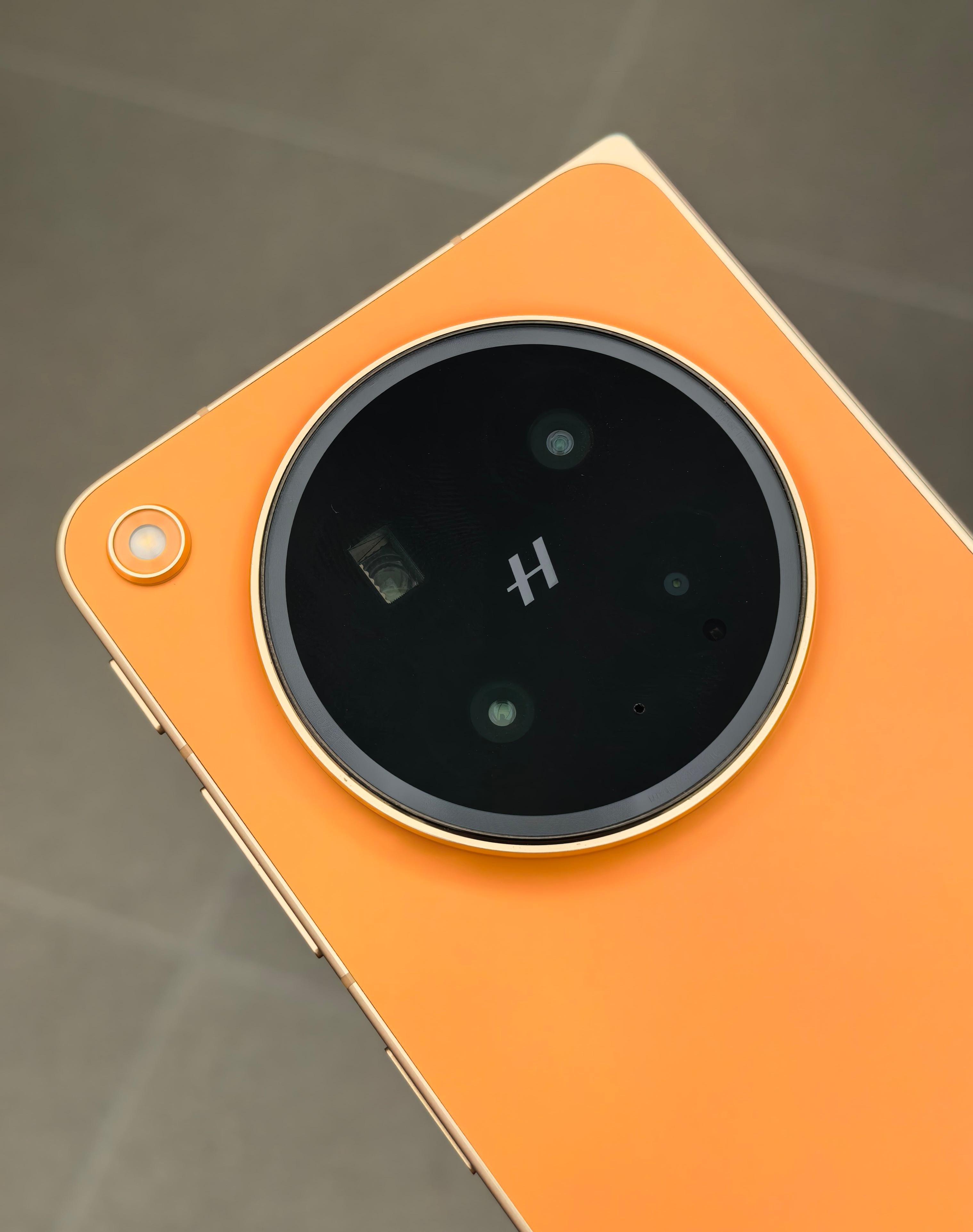 OPPO Find N6金橙真机上手图：橙色很低饱和度，有点马卡龙色的感觉，比苹