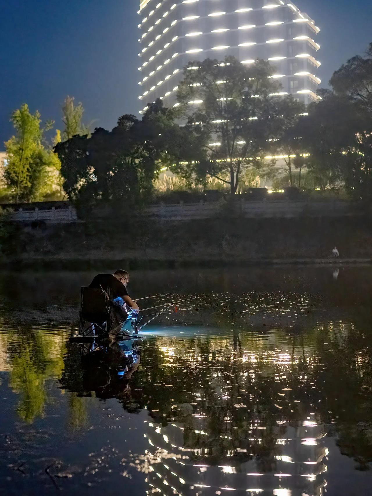 夜静江上钓鱼舟，渔翁独坐思悠悠。还有什么能阻挡钓鱼佬们对生活的热爱？