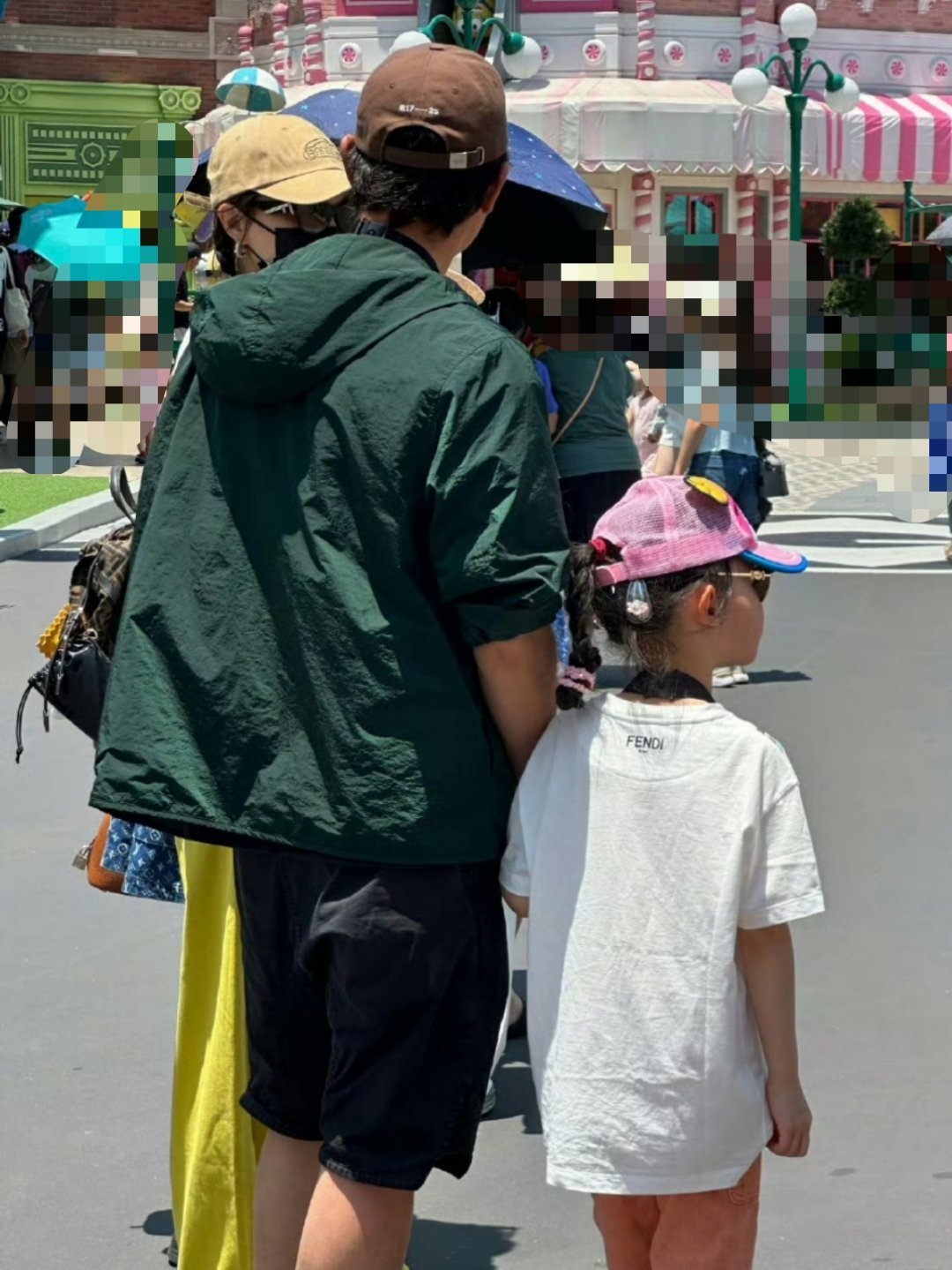 新加坡偶遇唐嫣罗晋一家三口 网络传言，83姐姐唐嫣和罗晋离婚久矣。然而有网友拍到