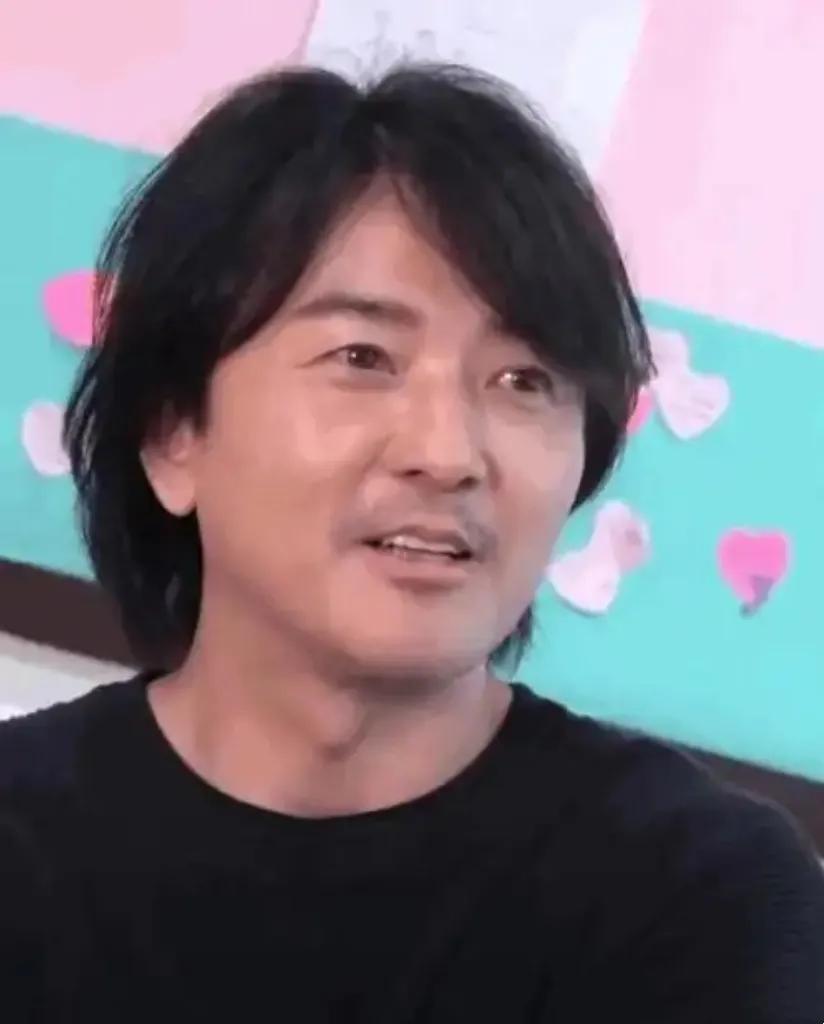 “铜锣湾‘肥南’上线？58岁郑伊健跳两首歌就喘，网友：我的青春，胖了…”  
当