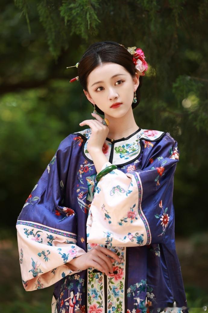 #王奕婷清汉风破碎感##王奕婷解锁清宫造型# 王奕婷解锁的清宫造型，加上那独特的