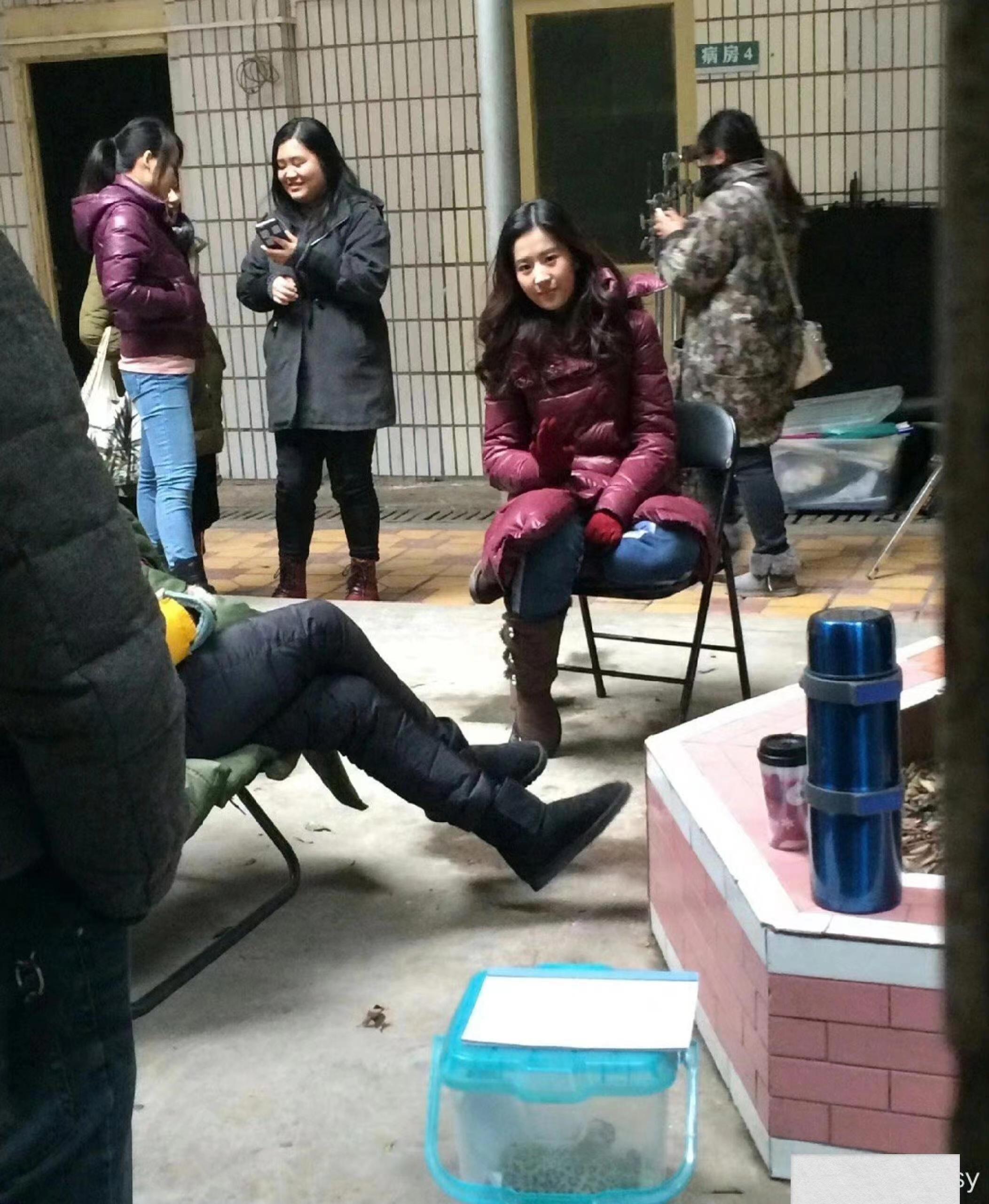 刘亦菲穿着这直接可以去村口开唠了，毫无违和感 ​​​