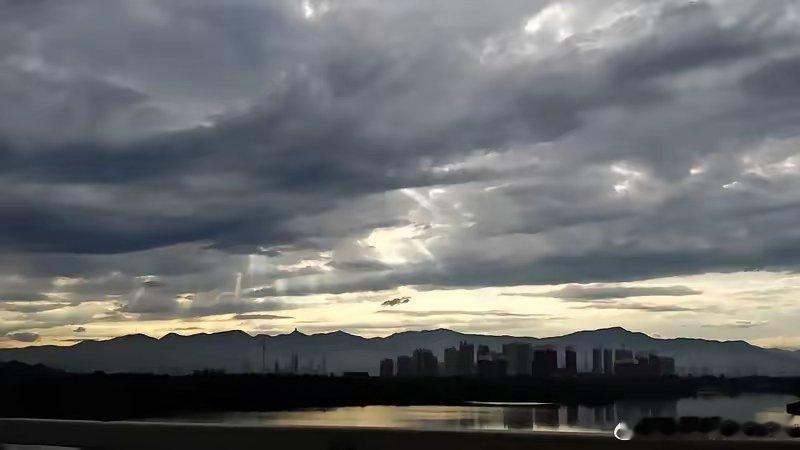 周末利好消息众多，周一有高开的预期。最为正确的应对方式是，长线资金可予以考虑，逢