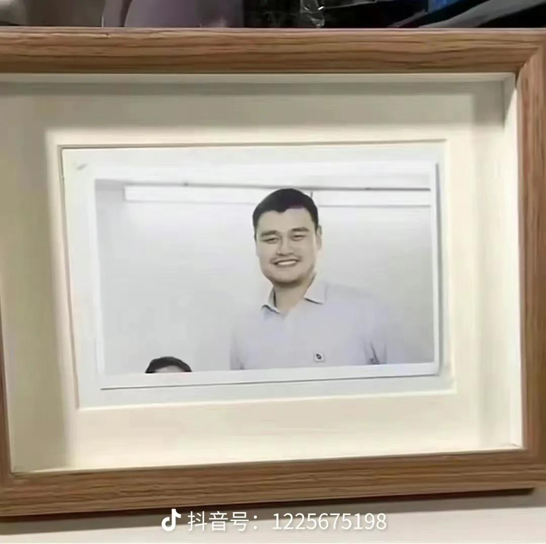 网友跟姚明的合影[捂脸]