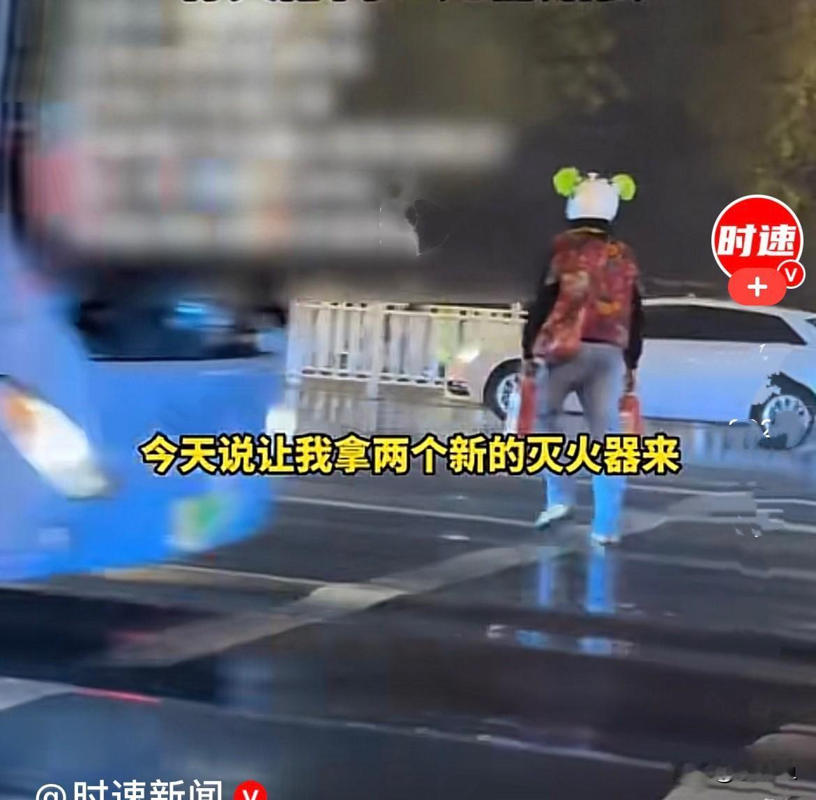 近日，山东泰安某商场附近，一外卖小哥看见一辆车发生自燃了，小哥见义勇为从附近警务