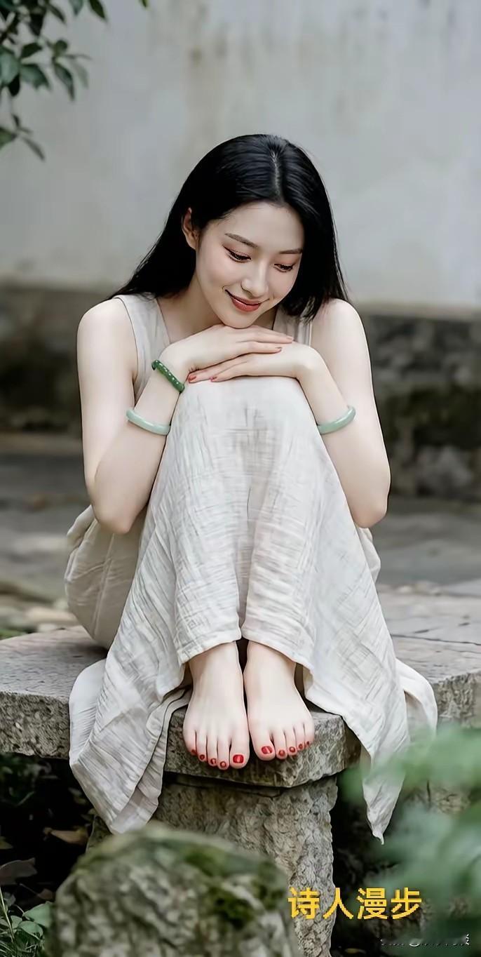 素衣浅染古镇烟，玉镯轻凝静欢颜。
独坐壁前抛俗虑，一襟恬淡伴清闲。
 
✨诗文浅