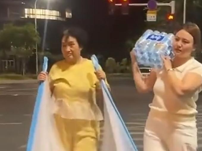瓜农进城卖瓜夜宿街头，河南郑州母女二人偶然遇见顿生恻隐之心，免费给瓜农们送水送帐