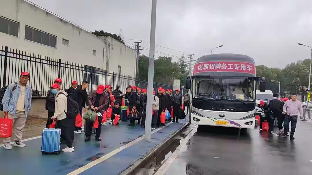 新春伊始大潮动，
外出打工大巴行！
城乡建没新规划，
即将展现新面容！！
[作揖