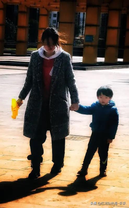 很多人不理解，为什么女生可以不结婚，但是一定要有孩子。
其实参考那些单亲妈妈的女