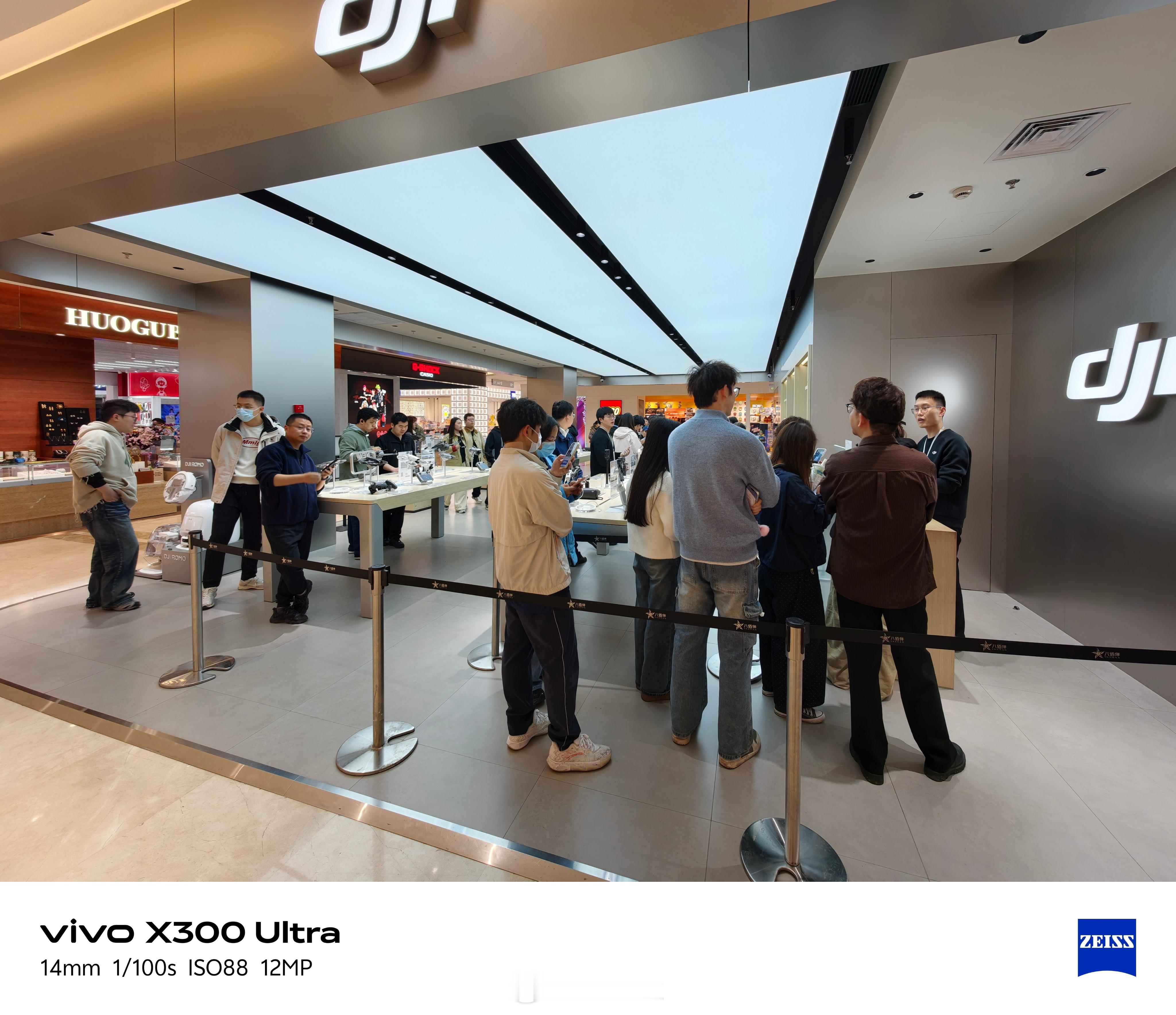 我靠！我就没在镇江见过这么多人排队  pocket4也太火了吧