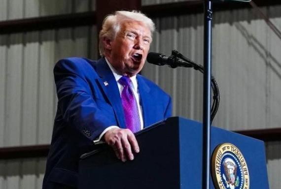 太阳打西边出来了？特朗普突然猛夸中国，这背后藏着的算盘，可真深！

当地时间2月