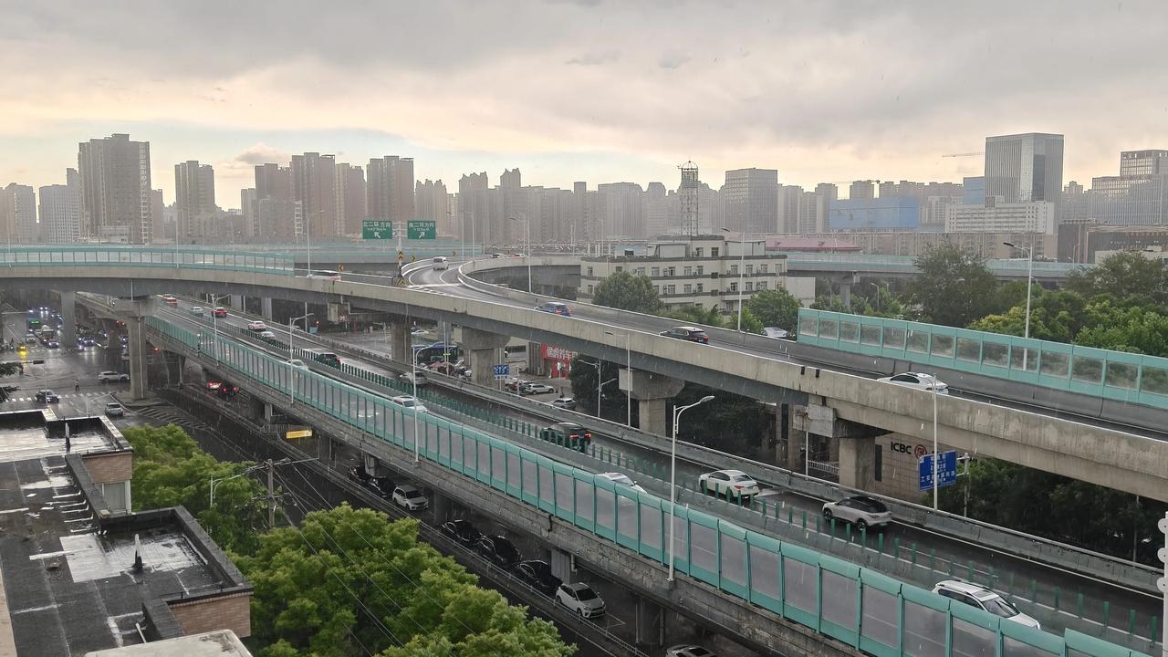 【第一现场】今天是高考第一天，天气预报没说石家庄今天有雨，今天下午突降大雨。天气