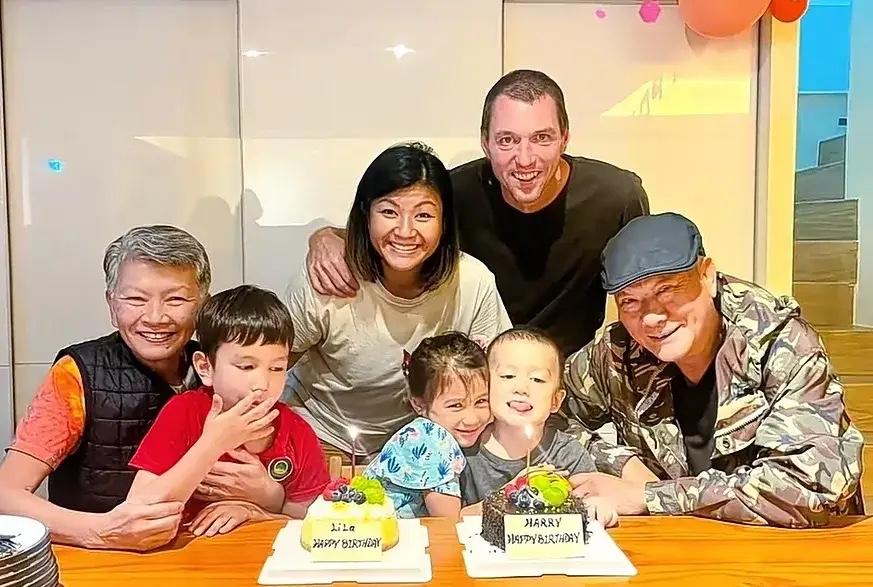 港片的“警察专业户”李修贤一家七口全家福，幸福满满

李修贤妻子李月华端庄大方，