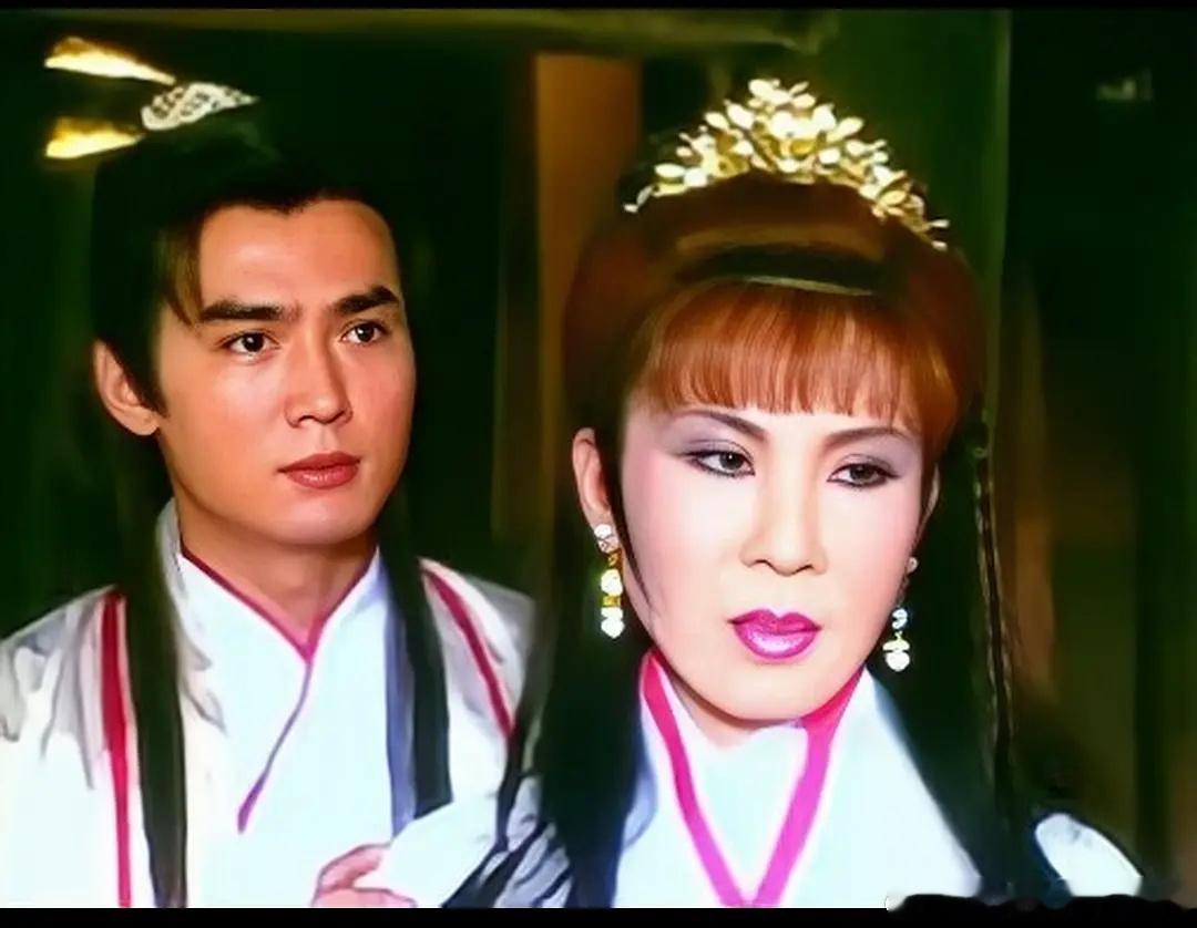杨紫越来越像杨钧钧，就是饰演西门无恨的老师。 ​​​