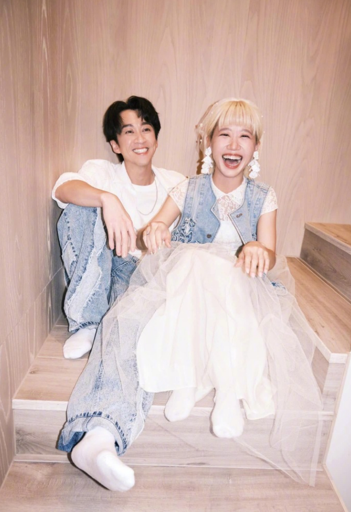 据台媒，近日lulu在播客中分享婚礼准备情况，表示陈汉典很尊重她的意见，还透露两