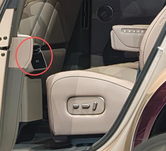 后排控制大屏也有了，冰箱门估计也改为电动开合了，不然这么靠里不方便手动抽拉，ME