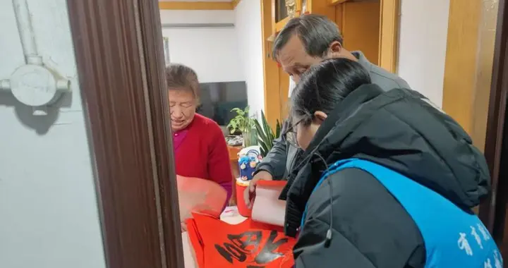 济阳街道南门社区开展“迎新春，福到家”关爱孤寡老人行动