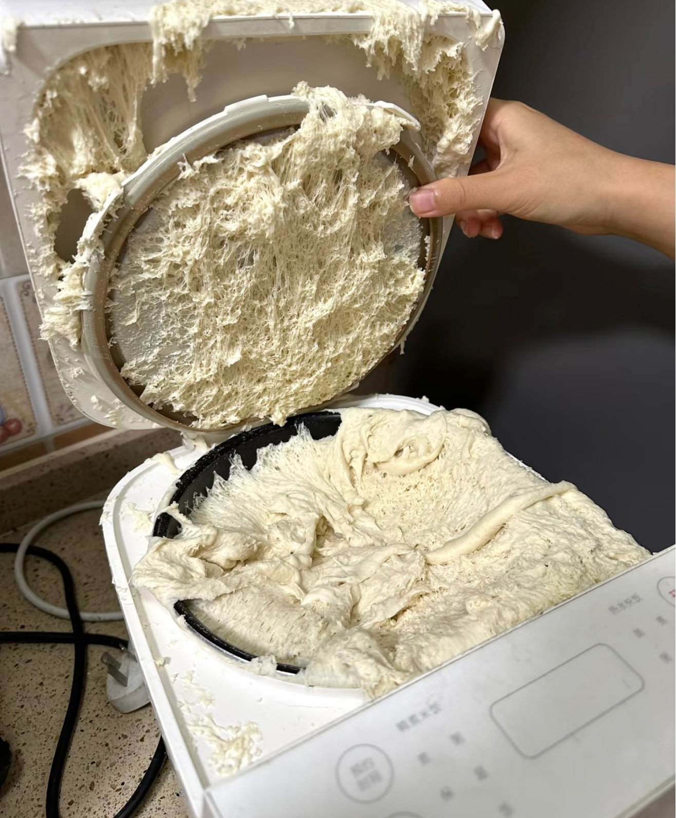 建议取消私家车年审制度 说个真车真事，几年前我亲眼所见一台老车验尾气，工作人员把