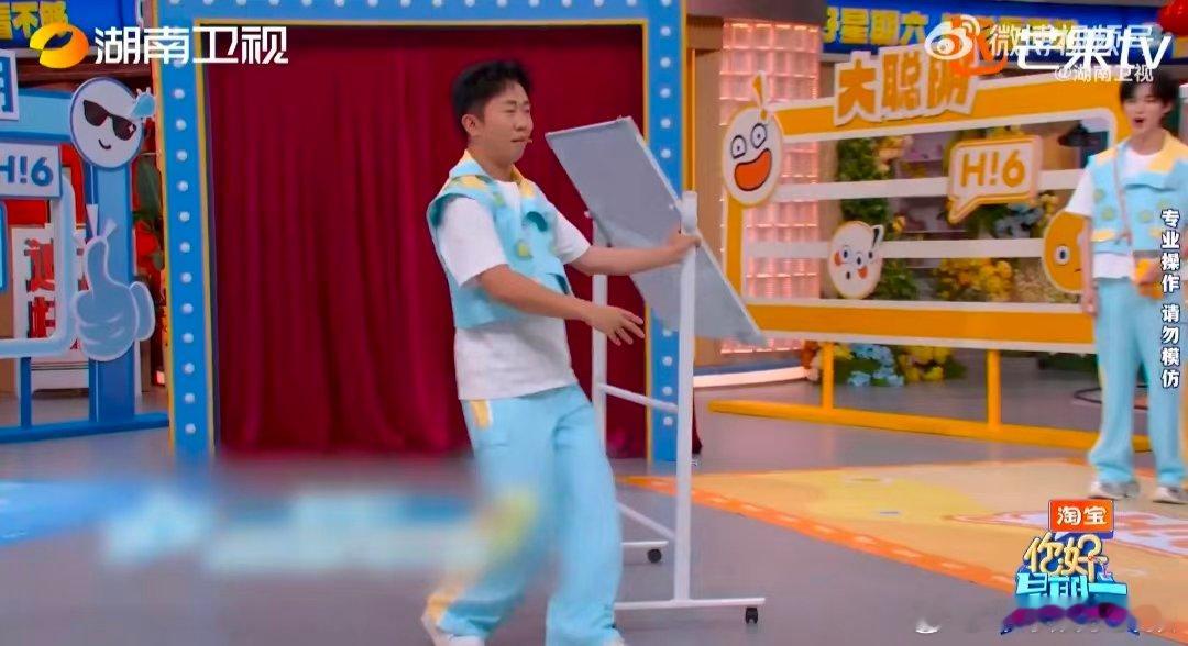 杨迪跳舞这段笑点太密集了你好星期六你好星期六精彩不断，杨迪沉浸式和白板跳舞，手脚