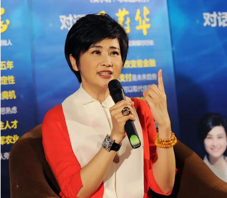 2000年，名嘴吴小莉回浙江寻亲，见到同父异母的哥哥正蹲在昏暗的屋里，巨大的落差
